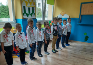 Dzieci stoją na baczność do Hymnu Polski